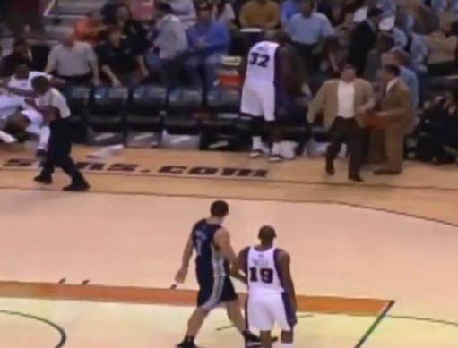 公牛队罗德曼经典救球,nba球星救球摔到观众席