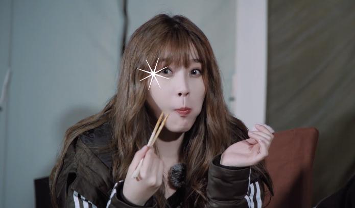 虞书欣成乐町品牌代言人,青春活力可爱满分,黑色小西装超有范儿