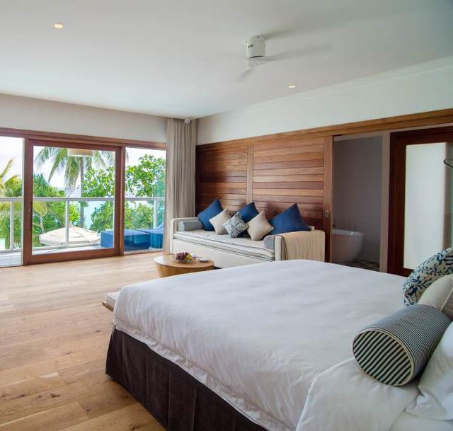 房间旁边就是泳池,房间旁边就是淋浴室