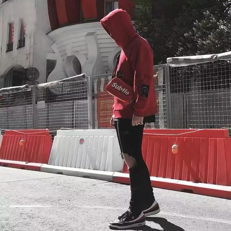 比较有特色的服饰配饰,搭配时尚衣服的双肩包