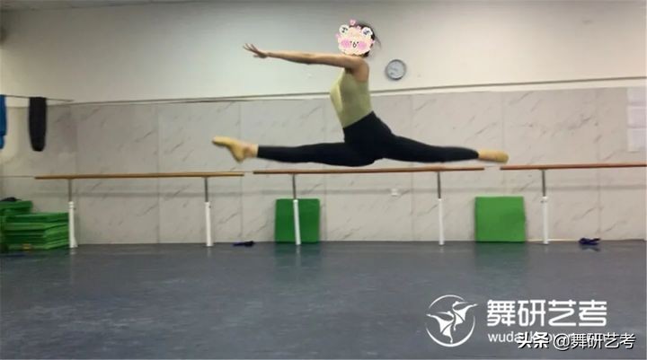 “现在,我是软度技巧剧目全面成长的舞蹈生!”