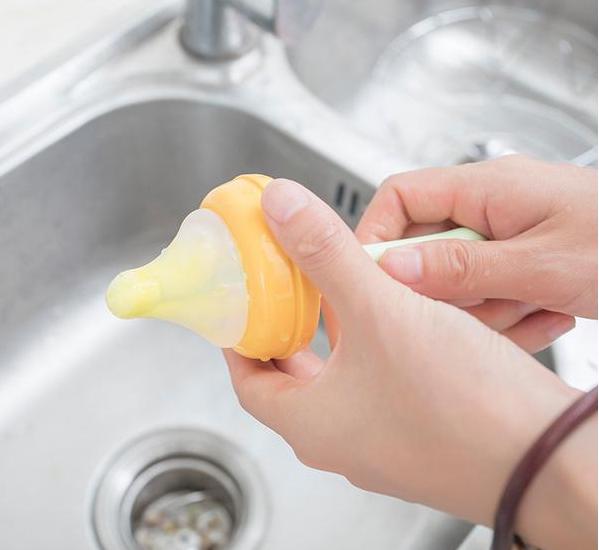 奶瓶清洗剂洗奶瓶时能用温水吗,给孩子洗奶瓶的清洁剂