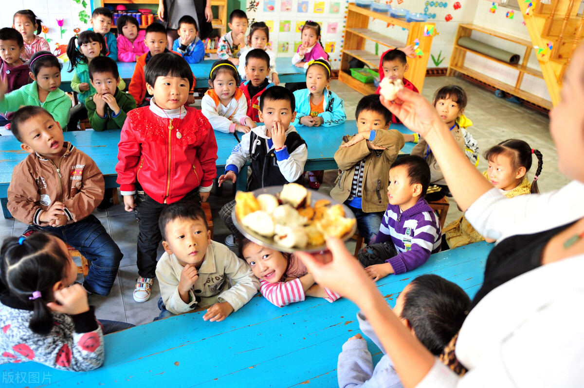 孩子感冒咳嗽到底该不该继续上学,幼儿园感冒多要不要去上学
