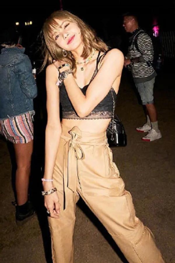 鱼尾裙配马丁靴加毛呢外套,鱼尾裙配马丁靴视频