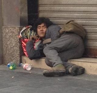 在山区支教，离开时，孩子追上山坡送野果，哭着唱：长亭外，古道边……