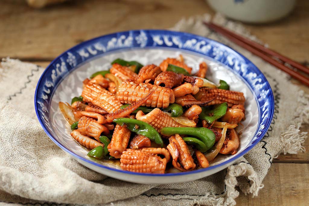 东北大厨炒鱿鱼的正确方法,厨师每天一个炒鱿鱼小技巧