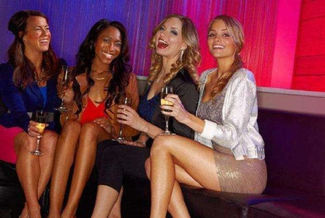 俄罗斯人口分布极不平衡的原因,俄罗斯的人口和面积多少