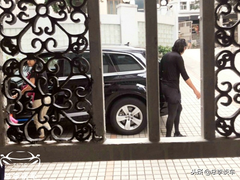 周润发换车了，刚开始还以为是*牌套**，后来才发现，这是最新款