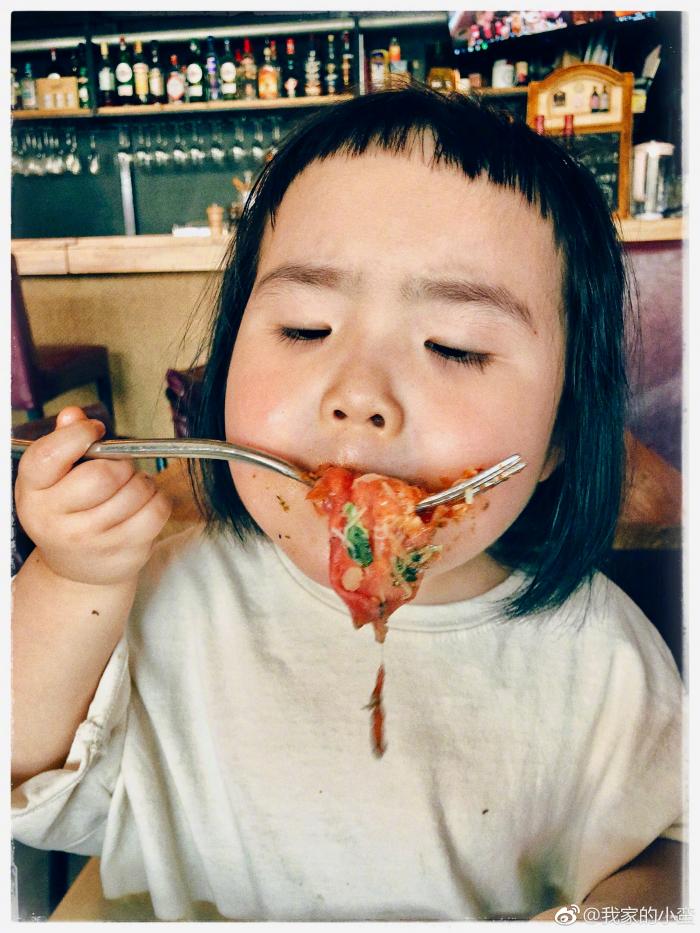 疗愈无数人的吃货小蛮长大不少,摇身一变成行走的表情包
