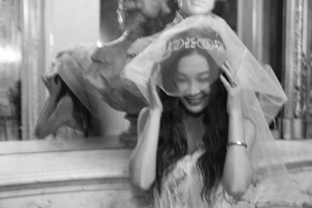 温碧霞晒度假照戴遮阳帽穿露背裙,温碧霞穿粉色裙子图片