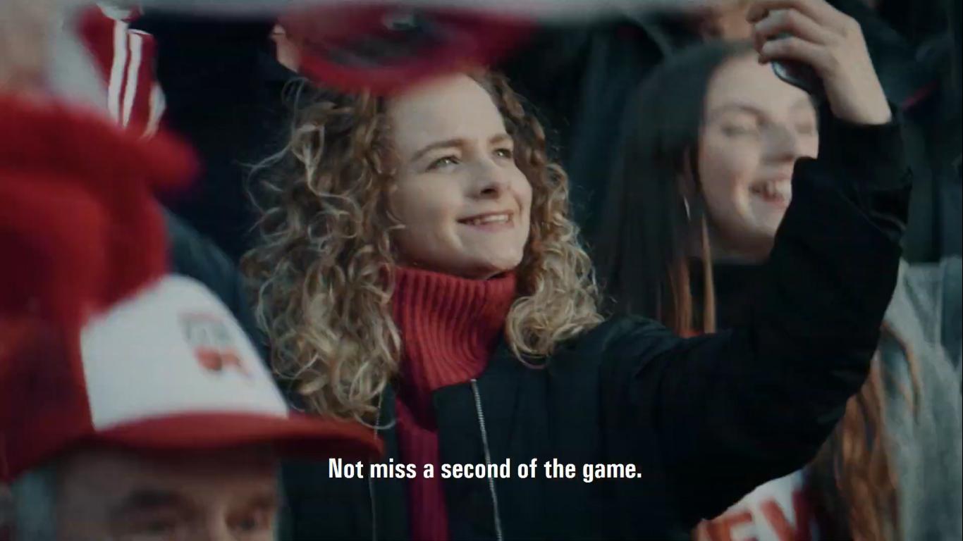 即可为球队加油又可玩自拍的围巾