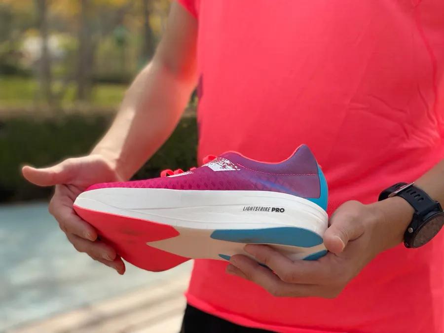 阿迪达斯碳板跑鞋adizerox2,adidasadizeropro有没有碳板