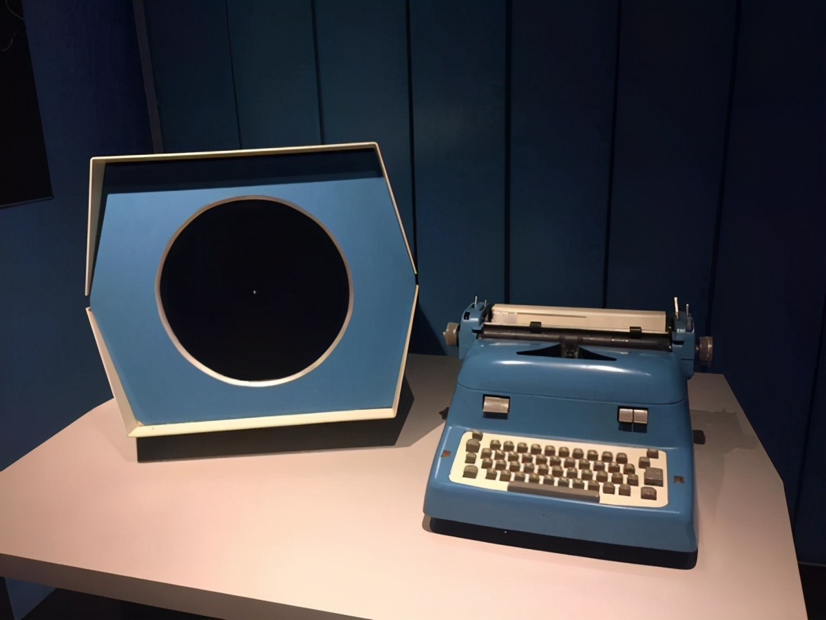 60年前，在重达1500斤的电脑上做游戏