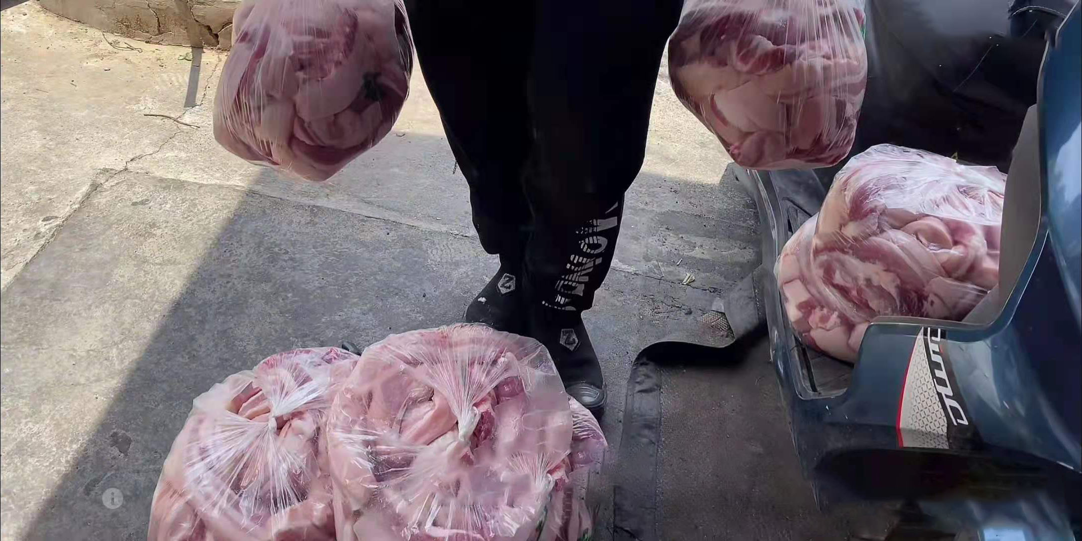 五花肉摆摊现烤现卖,脆皮五花肉摆摊卖多少钱一条