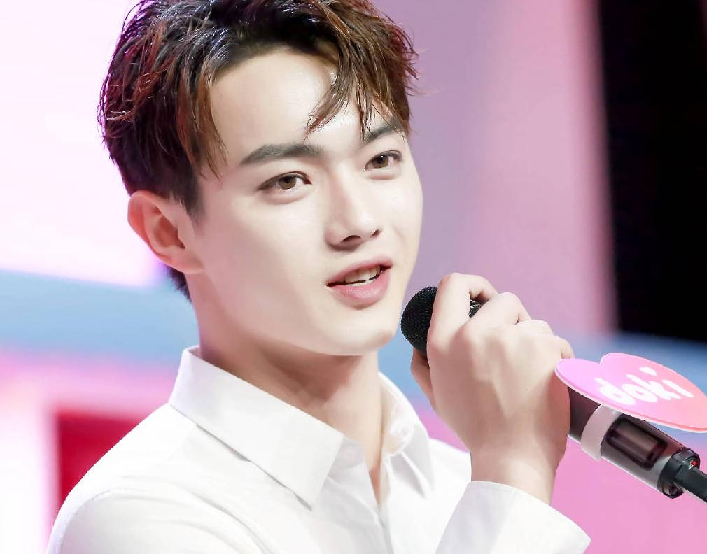 奔跑吧撕名牌李晨vs黑衣人,奔跑吧李晨暴扣最后赢得比赛