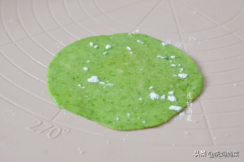 春饼这样做薄如蝉翼劲道又好吃,薄如蝉翼的春饼和面比例