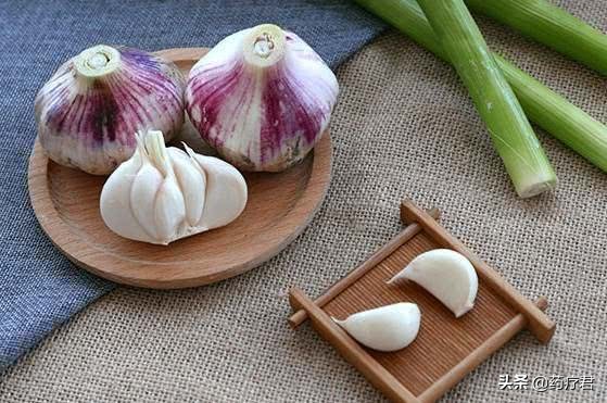 泡腊八蒜的正确方法,泡腊八蒜如此简单好看好吃又养生