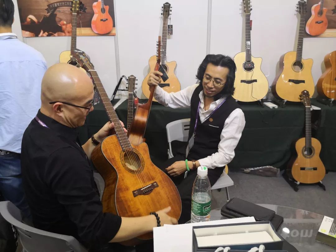 吉他面板有点鼓是正常现象吗,吉他面板鼓起是受潮还是干燥