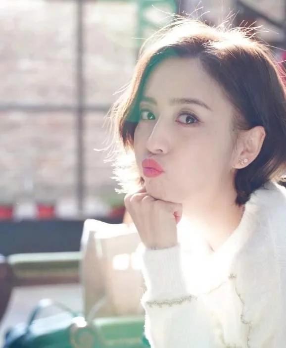 如果执着少女感、热衷话题度，佟丽娅的事业、口碑恐再难回到巅峰