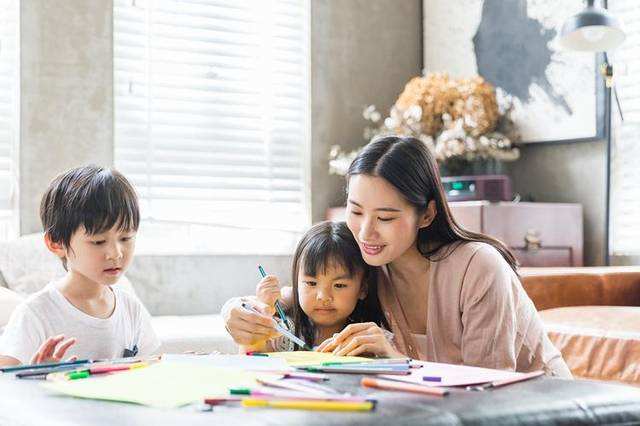 哥哥给弟弟示范吹气球，把气球“吹”跑了，网友：弟弟的笑真治愈