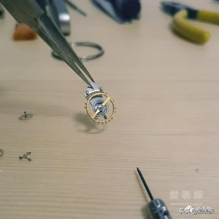 「大保健」男人的机械情怀——保养一支钉摆蓝游丝的手卷梅花