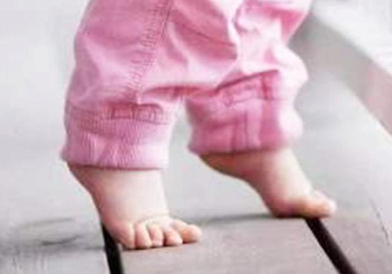 妈妈舍不得给孩子买鞋顶脚,孩子新买的鞋子顶脚怎么办