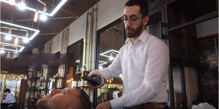 莫斯科理发师居然用香槟给客人洗头!