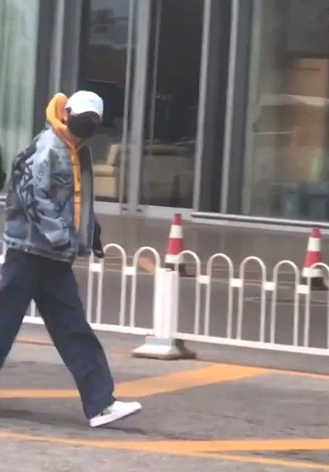 黄子韬穿鹿晗品牌衣服,黄子韬穿皮衣