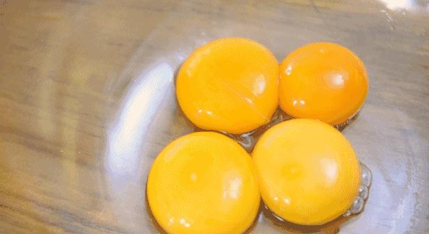 蛋黄蛋白打发视频教程,有蛋黄的蛋白怎么打发