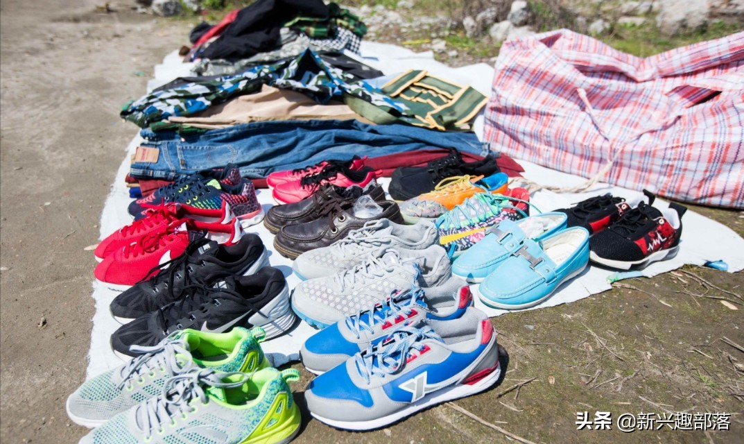 靠摆地摊卖女装起家,卖旧衣服到底挣不挣钱