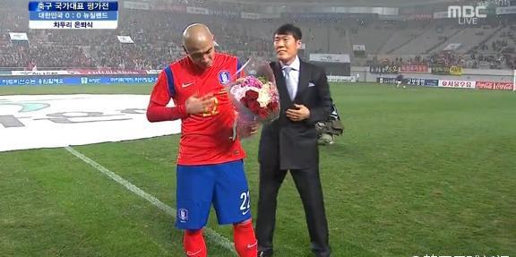 他是韩版王刚，由前锋改打边后卫后，终成韩国一代名将