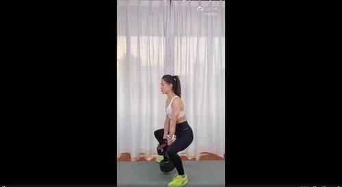 “姑姑”李若彤放飞自我，在家亲自教道友做深蹲，身材紧致看点足