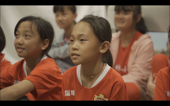 捐百万广告位，3国脚进大山支教孩子狂喜：足球是啥？