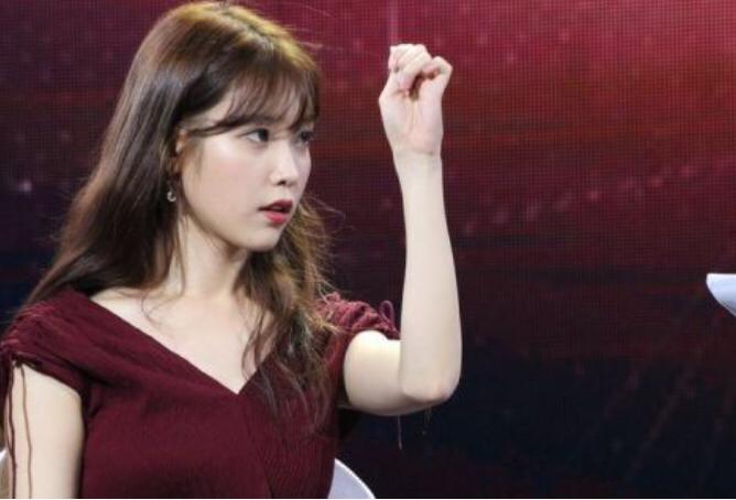 iu李知恩抿嘴,iu领奖超燃