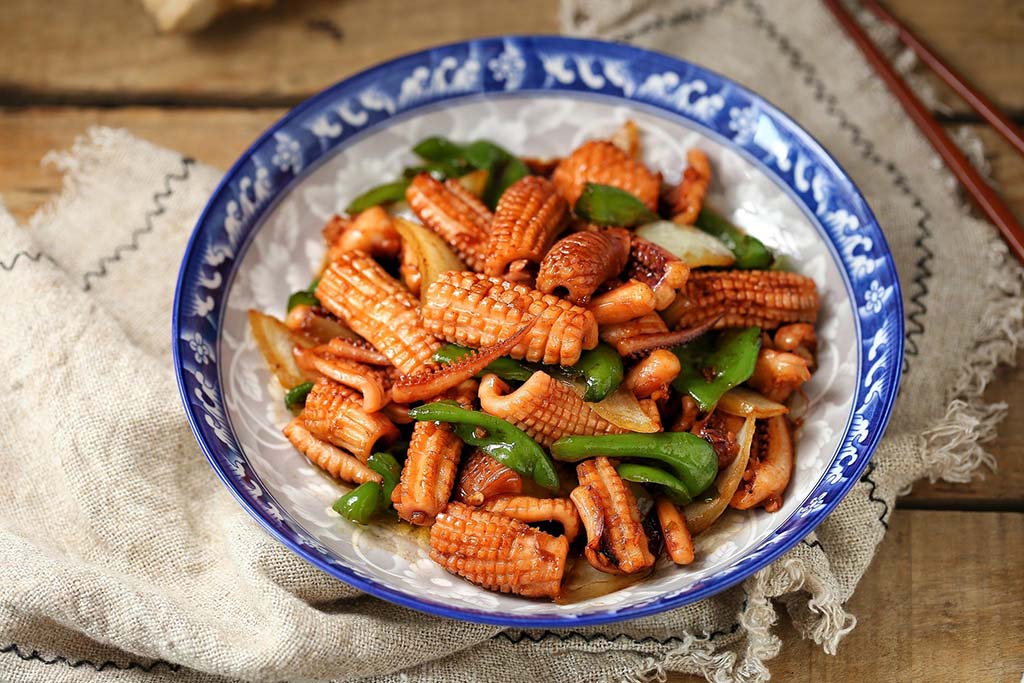 东北大厨炒鱿鱼的正确方法,厨师每天一个炒鱿鱼小技巧