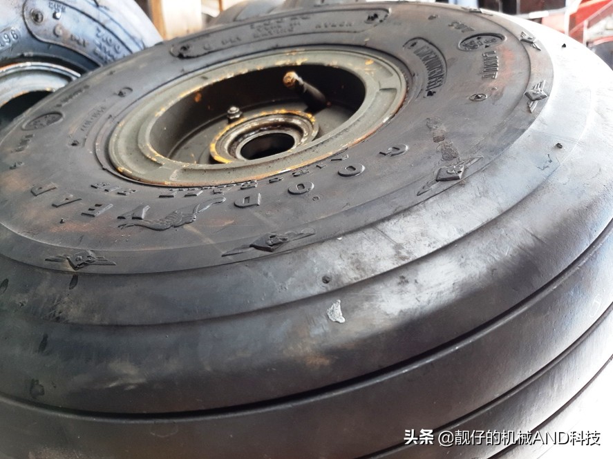 为什么很少见到飞机轮胎爆胎,飞机的轮胎那么小不怕爆胎吗