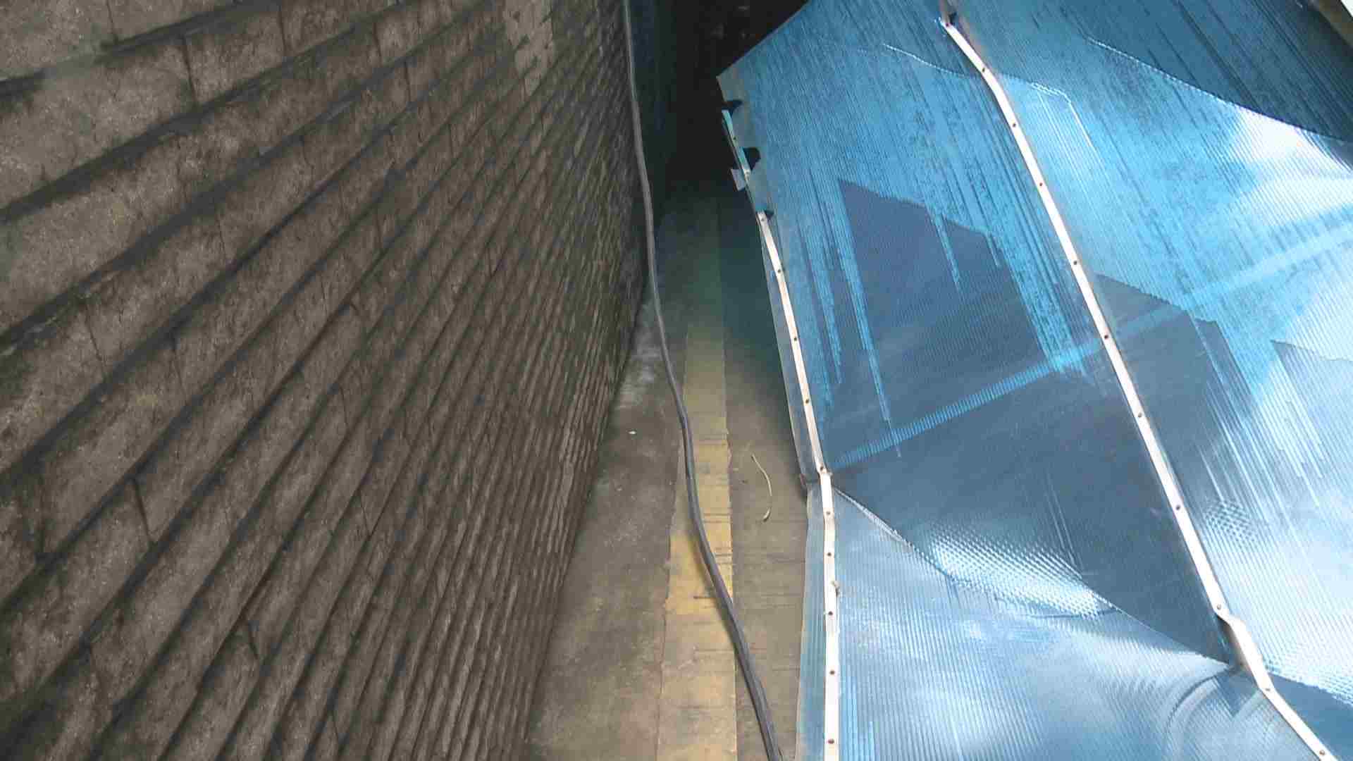 暴雨冲塌小区停车场雨棚,暴雨导致小区门前道路坍塌