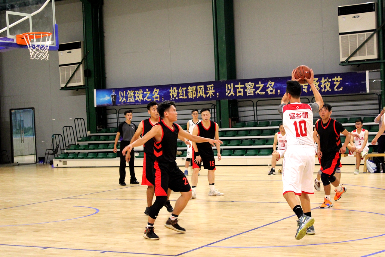 南昌市赣州商会第四届篮球联赛系列报道之章贡VS会昌比赛精彩上演
