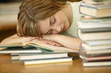 趴着睡觉不仅打嗝还流口水，我还能好好午休吗？