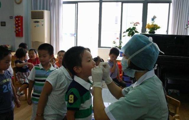 小孩满口蛀牙怎么办,儿童吃什么造成蛀牙