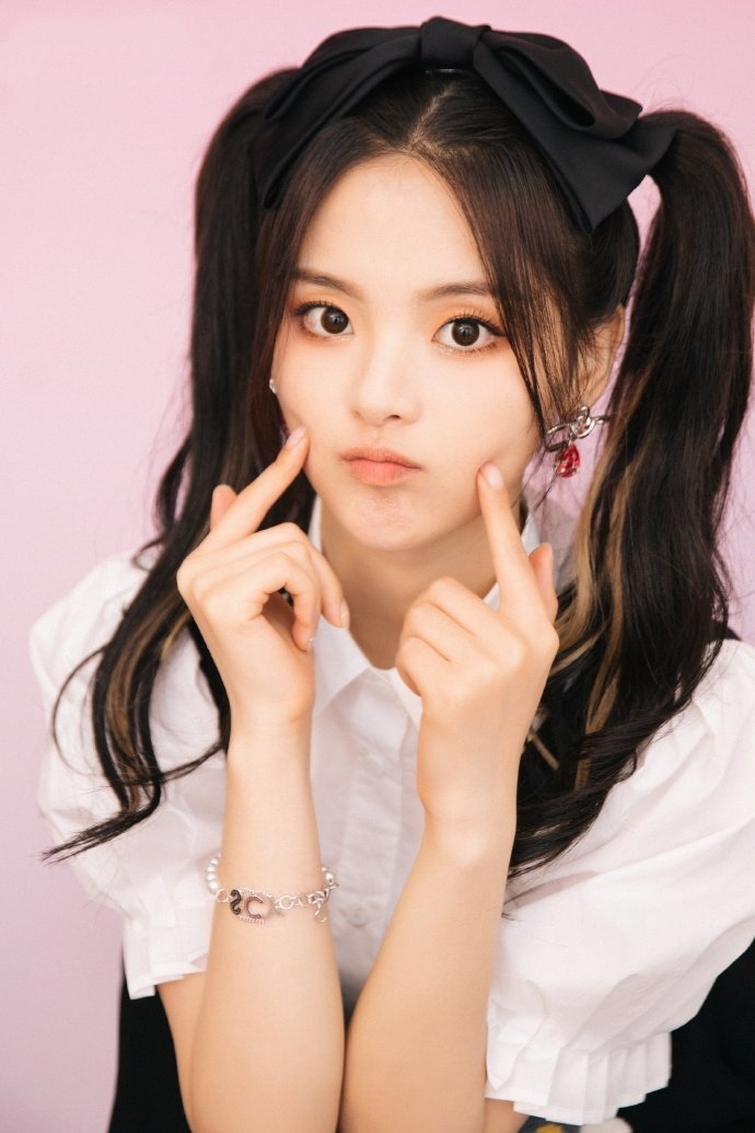 杨超越少女过膝袜,杨超越穿黑色直筒袜