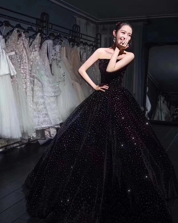 吉娜不愧是性感*物尤**！穿抹胸裙秀曲线，网友：男人们的梦想伴侣