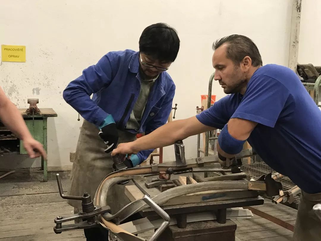 探访TON工厂看经典椅子背后的故事|疯狂24h我们去捷克干了啥?