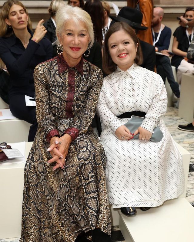 贝嫂单手抱小七的图片,贝嫂带小七走秀