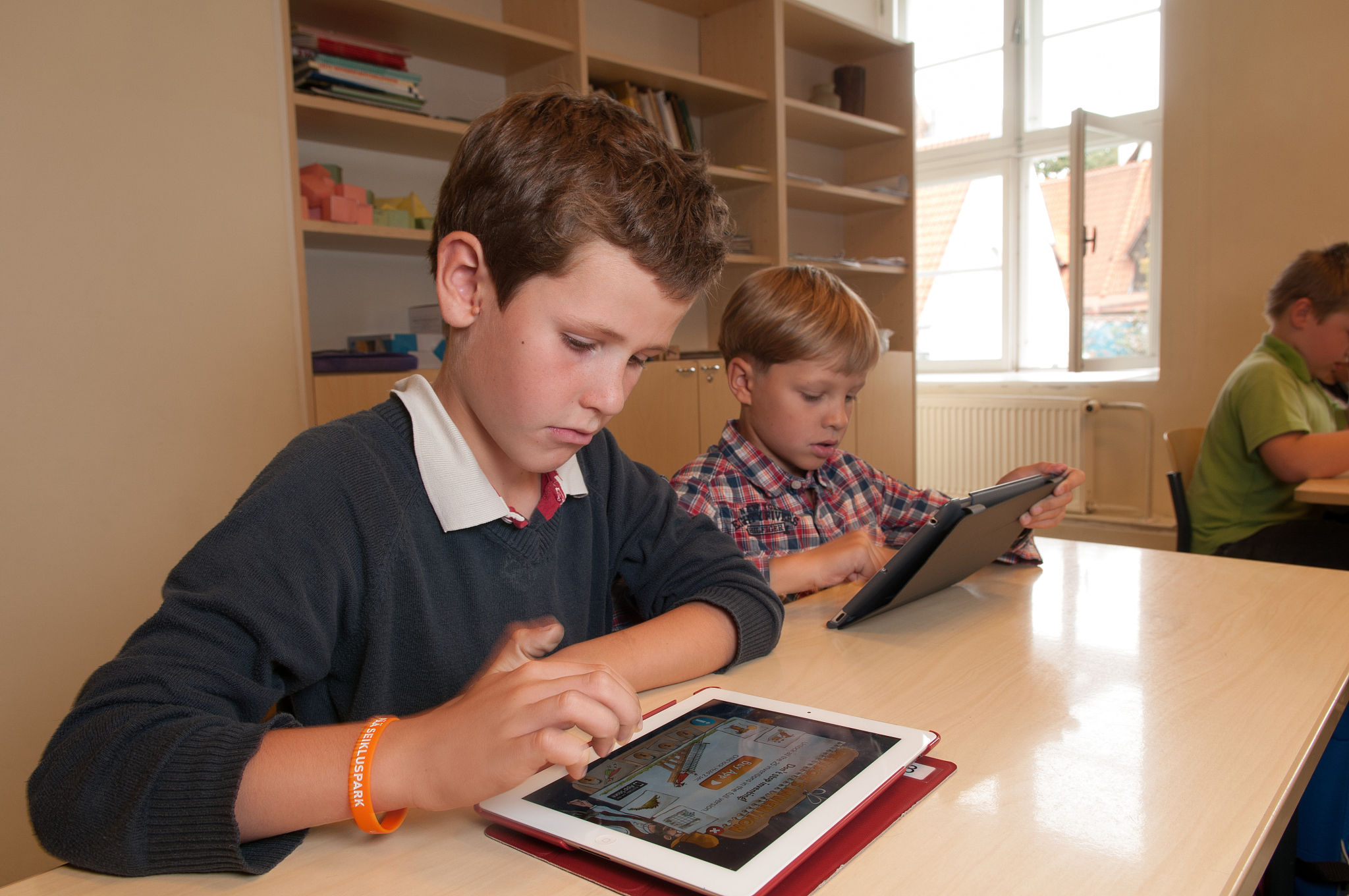 毫不创新的「家教机」,竟然给硬件行业上了一课?