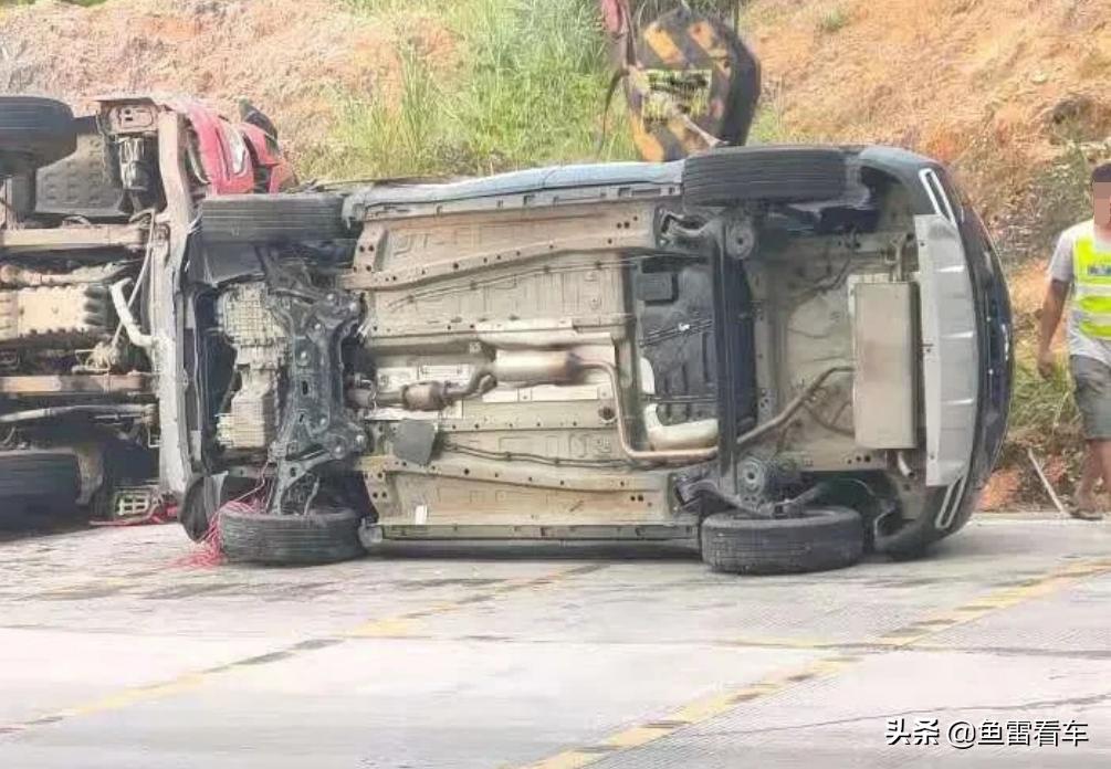角度刁钻，奇瑞瑞虎5x碰撞重卡车顶，网友：跑山路累了躺下休息