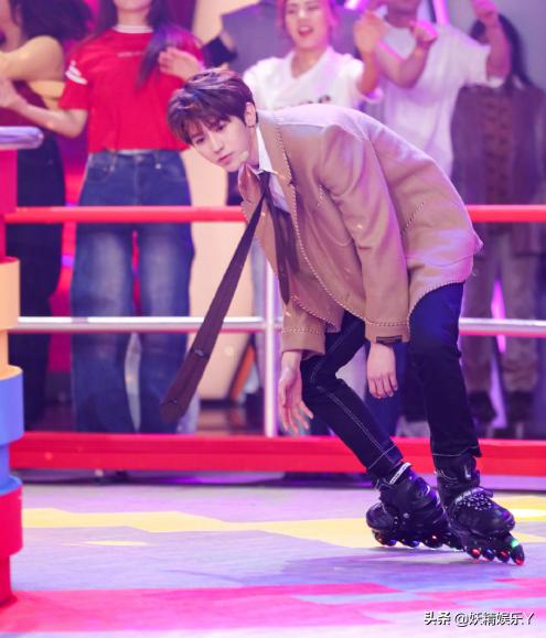 蔡徐坤任嘉伦有多像,蔡徐坤任嘉伦同框