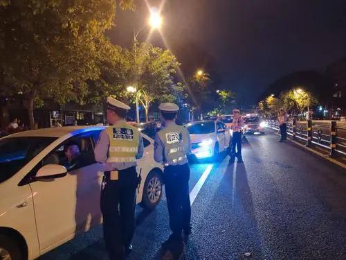 汽车“保险标”还用粘贴吗？为什么保险公司不发了？别急我教你