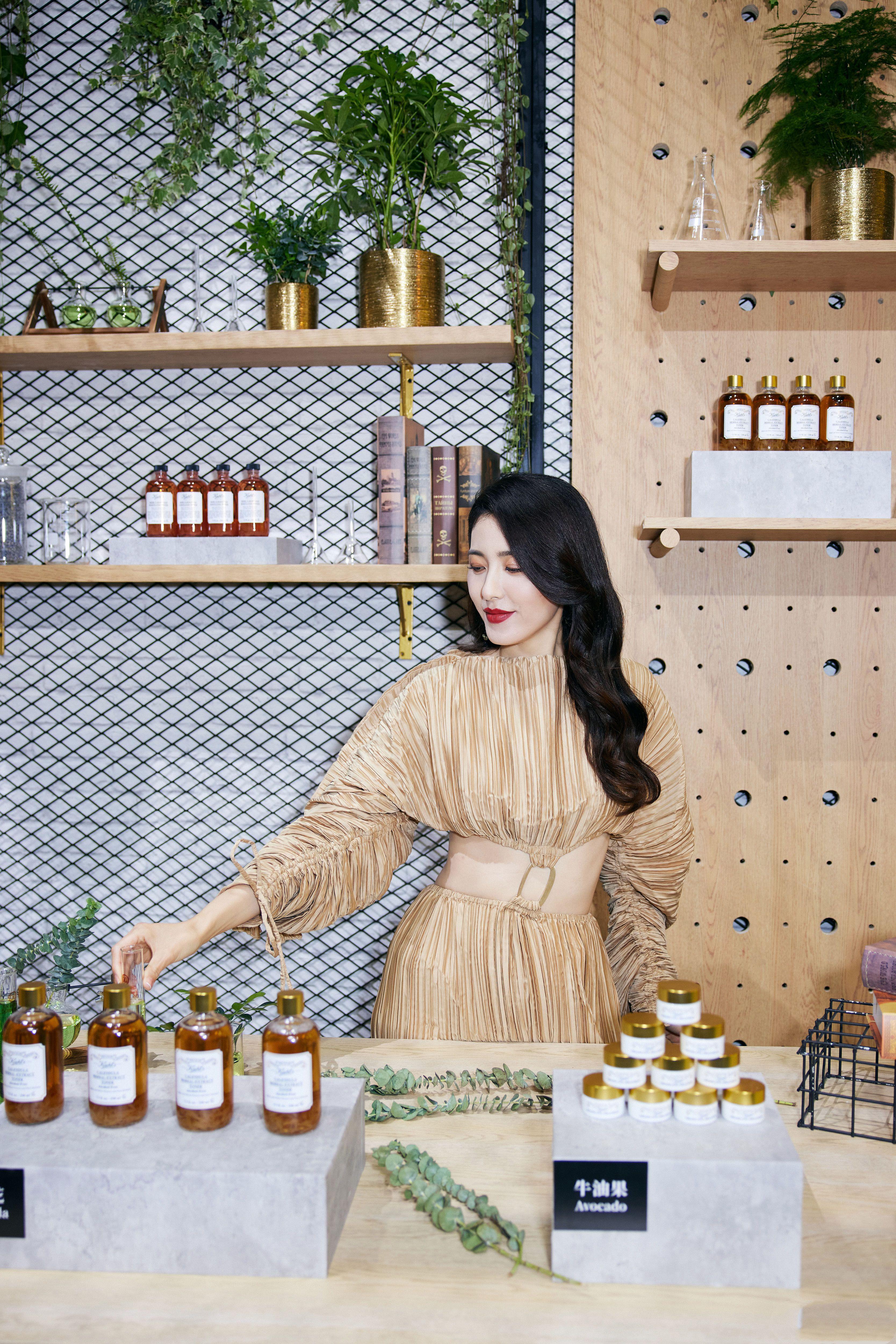 46岁曾黎曼妙身姿,曾黎一字肩鱼尾裙