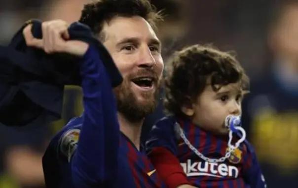 年轻梅西和现在梅西同框,梅西年轻与年老同框